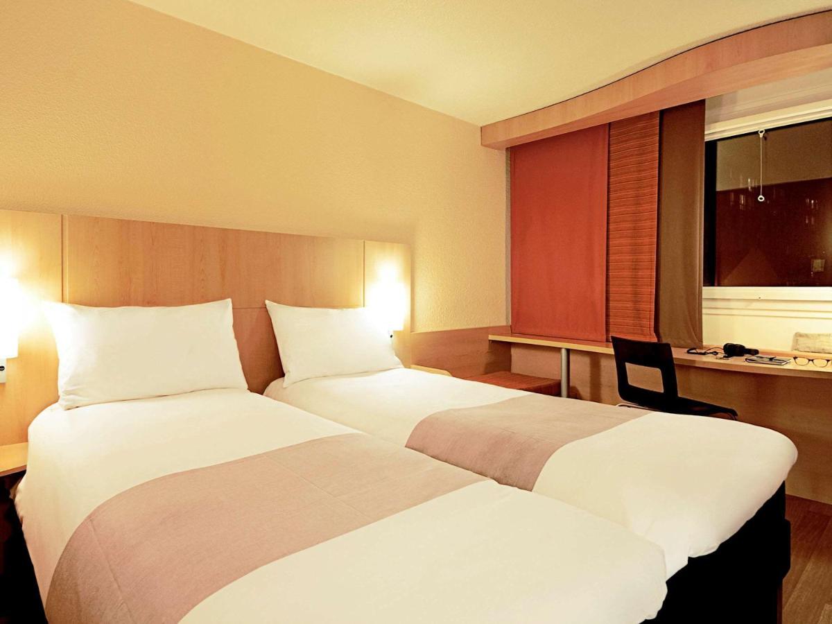 Отель Ibis Обена Экстерьер фото