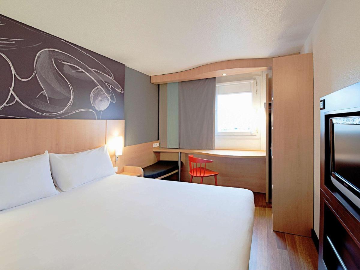 Отель Ibis Обена Экстерьер фото