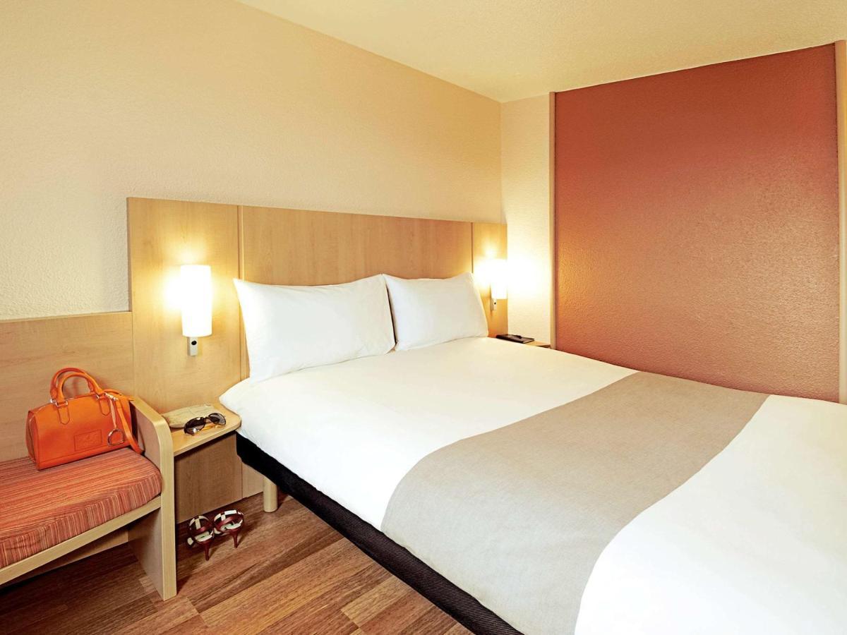 Отель Ibis Обена Экстерьер фото